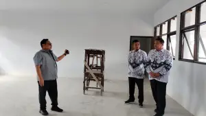 Anggota DPRD Jabar saat monitoring pembangunan ruang kelas baru di SMK 2 Kota Sukabumi, Senin (24/11/2025) | Foto : Tim Adc