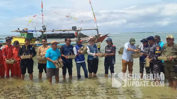 Anggota DPRD Kabupaten Sukabumi, Dadang Hermawan (ke-5 dari kanan) bersama Rukun nelayan Ujunggenteng, TNI AL dan unsur lainnya melakukan penanaman terumbu karang di Pantai Cibuaya. (Sumber : SU/Ragil Gilang)