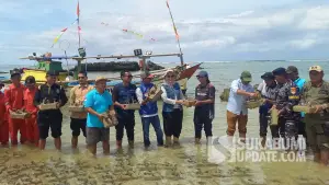 Anggota DPRD Kabupaten Sukabumi, Dadang Hermawan (ke-5 dari kanan) bersama Rukun nelayan Ujunggenteng, TNI AL dan unsur lainnya melakukan penanaman terumbu karang di Pantai Cibuaya. (Sumber : SU/Ragil Gilang)