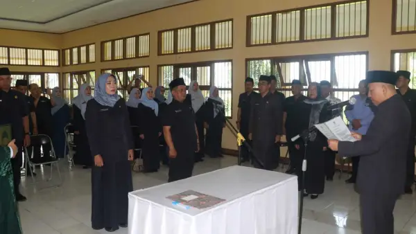 Wabup Sukabumi Andreas saat melantik 27 Kepala Sekolah baru yang sebelumnya bertugas sebagai guru. (Sumber : Diskominfosan Kab. Sukabumi)