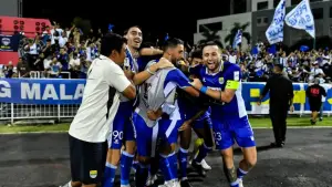 Para pemain Persib Bandung melakukan selebrasi setelah Adam Alis mencetak gol di peghujung laga saat menghadapi Selangor FC (Sumber: Instagram/@andrewcadabra)