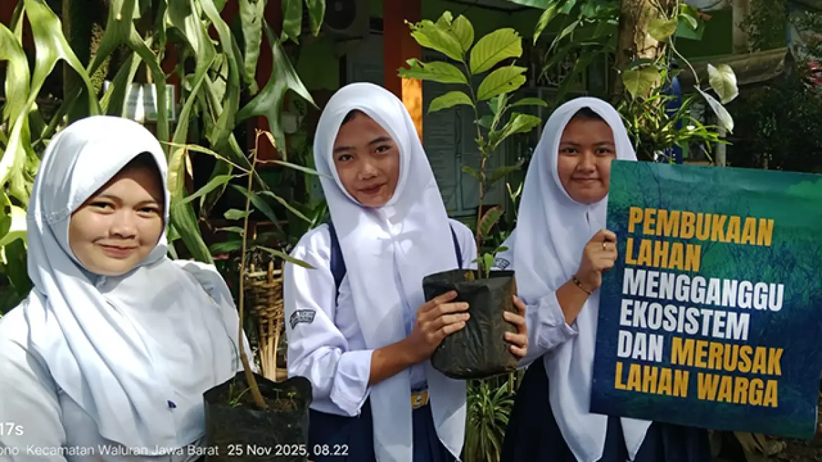 Pelajar MTs Nurul Hidayah Waluran Sukabumi Peringati Hari Guru Nasional dengan Tanam Pohon dan Aksi Ajakan Jaga Hutan.