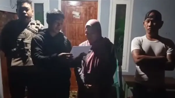 Ibu dan anak membuat klarifikasi usai status whatsappnya terkait begal di Cikidang Sukabumi beredar (Sumber: Dok : Warga)