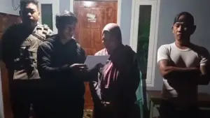 Ibu dan anak membuat klarifikasi usai status whatsappnya terkait begal di Cikidang Sukabumi beredar (Sumber: Dok : Warga)