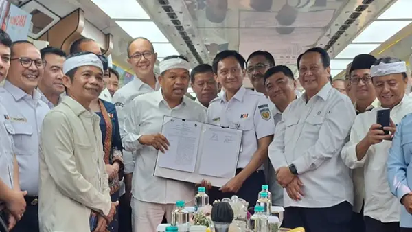 Penandatanganan kerja sama antara Pemerintah Provinsi Jawa Barat dan PT Kereta Api Indonesia (KAI). (Sumber : Dokpim).