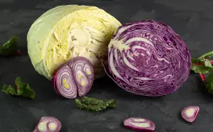 Sayur Kol putih dan ungu, manfaat sayur kol untuk kesehatan (Sumber : Freepik/@Mdjaff)