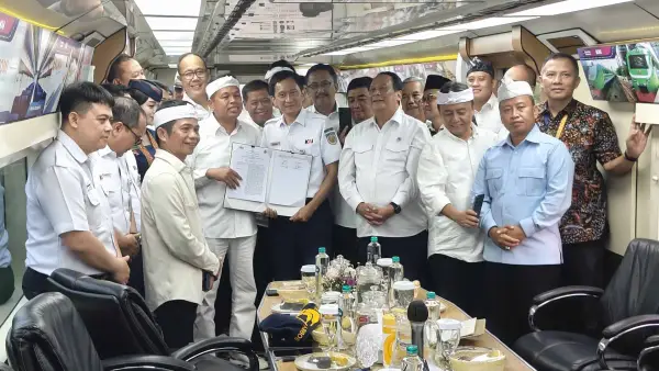 Penandatanganan PKS pengembangan perkeretaapian Jabar antara Gubernur Jabar Dedi Mulyadi dan Dirut PT KAI yang disaksikan Wamenhub Suntana serta kepala daerah se-Jawa Barat. (Sumber Foto: Biro Adpim Jabar)
