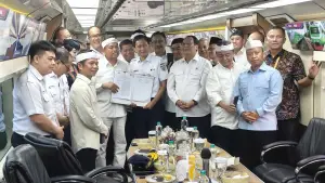 Penandatanganan PKS pengembangan perkeretaapian Jabar antara Gubernur Jabar Dedi Mulyadi dan Dirut PT KAI yang disaksikan Wamenhub Suntana serta kepala daerah se-Jawa Barat. (Sumber Foto: Biro Adpim Jabar)