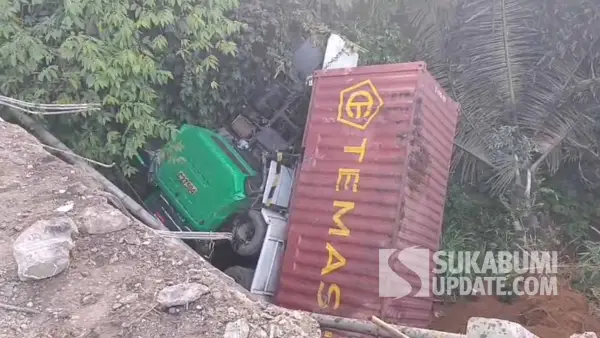 Kondisi truk kontainer yang terjun ke sungai di di Jembatan Tugu Macan Ciganda, Sukalarang Sukabumi pada Rabu (26/11/2025) pagi. (Sumber Foto: Istimewa)