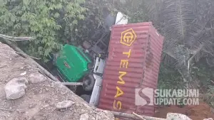 Kondisi truk kontainer yang terjun ke sungai di di Jembatan Tugu Macan Ciganda, Sukalarang Sukabumi pada Rabu (26/11/2025) pagi. (Sumber Foto: Istimewa)