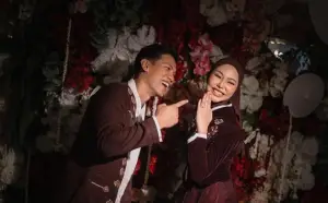 Bernuansa Merah Maroon, Dara Arafah Resmi Dilamar Rehan Mubarak (Sumber : Instagram/@daraarafah)