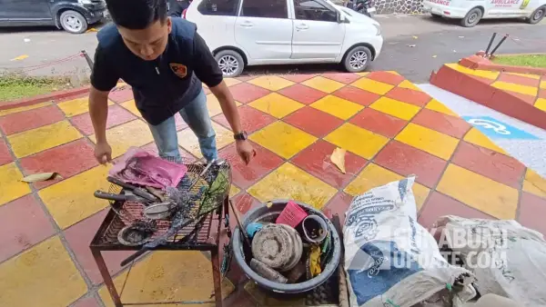 Polisi saat mengamankan barang bukti berupa sisa-sisa kebakaran di dapur rumah korban dalam kasus pria bakar rumah kekasih di Palabuhanratu Sukabumi. (Sumber Foto: SU/Ilyas)