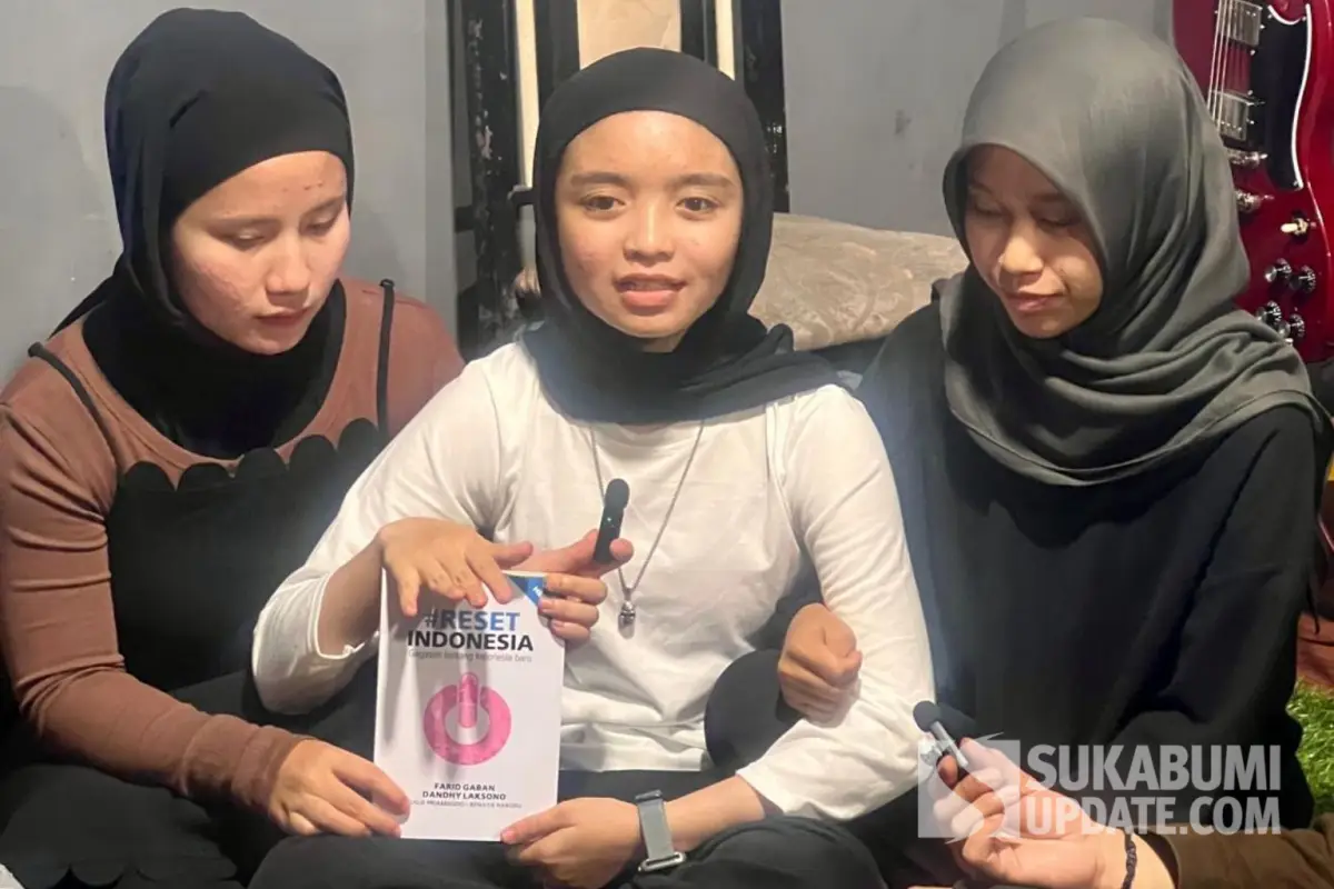 Voice of Baceprot siap me-Reset Indonesia. Siti (drum); Marsya (gitar, vokal); dan Widi (bass).