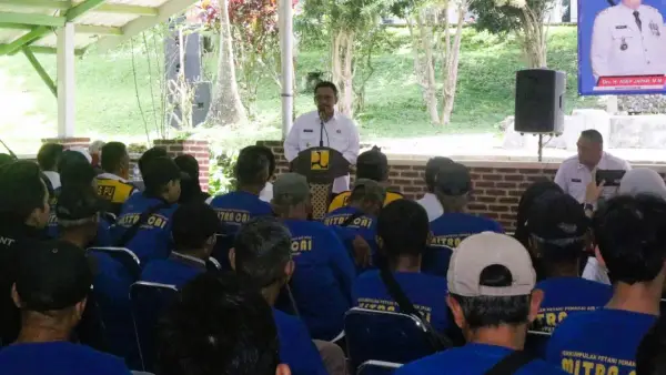 Bupati Sukabumi Asep Japar saat membuka kegiatan Pelatihan dan Sertifikasi bagi Perkumpulan Petani Pemakai Air (P3A) atau Mitra Cai Tahun 2025. (Sumber : Diskominfosan Kab. Sukabumi)