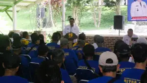 Bupati Sukabumi Asep Japar saat membuka kegiatan Pelatihan dan Sertifikasi bagi Perkumpulan Petani Pemakai Air (P3A) atau Mitra Cai Tahun 2025. (Sumber : Diskominfosan Kab. Sukabumi)