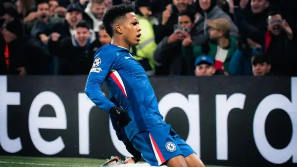 Selebrasi Estevao setelah mencetak gol ke gawang Barcelona di ajang Liga Champions tadi malam (Sumber: Instagram/@estevaowillian_)