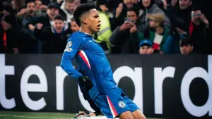 Selebrasi Estevao setelah mencetak gol ke gawang Barcelona di ajang Liga Champions tadi malam (Sumber: Instagram/@estevaowillian_)