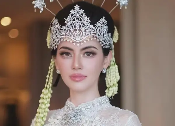 Jadi Teteh Geulis, Davika Hoorne Tampil Memesona Mengenakan Kebaya dan Siger Sunda (Sumber : Instagram/@davikah)