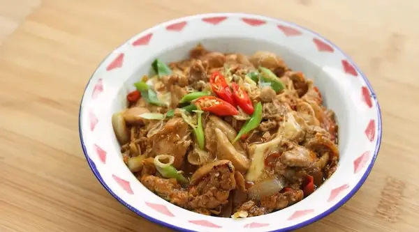 Resep Nasi Ayam dan Telur, Makanan Gurih dan Praktis yang Cocok untuk Sarapan (Sumber : Youtube | Devina Hermawan)