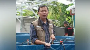 Drh Slamet menyaksikan panen ikan nila bioflok di Pokdakan Mina Sejahtera Sagaranten, Kecamatan Sagaranten, Kabupaten Sukabumi, Sabtu (8/11/2025). | Foto: Istimewa