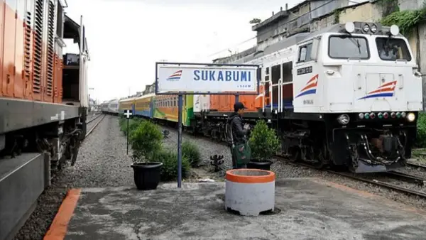 KA Pangrango dan KA Siliwangi di Stasiun Sukabumi (Sumber: dok warganet)