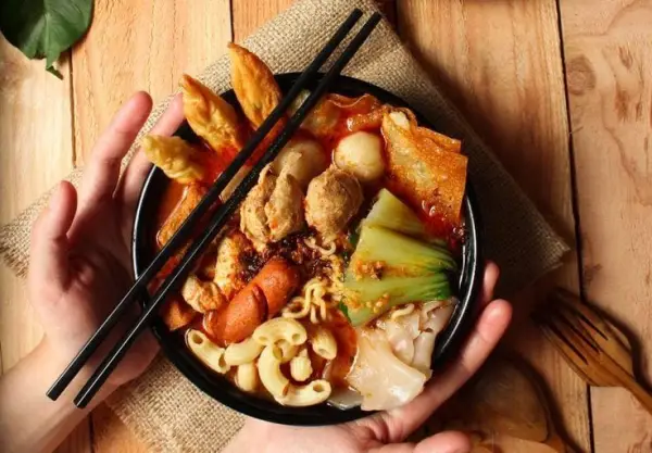 Seblak makanan khas sunda yang paling populer karna rasanya yang enak dan mudah ditemukan dimana saja (Sumber : seblak food photography)