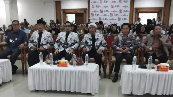 Anugerah Insan Pendidikan “Hebat” dalam rangka Hari Guru Nasional (HGN) dan HUT ke – 80 PGRI tingkat Kota Sukabumi | Foto : Dokpim