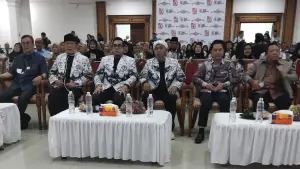 Anugerah Insan Pendidikan “Hebat” dalam rangka Hari Guru Nasional (HGN) dan HUT ke – 80 PGRI tingkat Kota Sukabumi | Foto : Dokpim