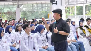 Sekda Herman Suryatman saat menerima kunjungan sekaligus memberikan wawasan kepada Duta Genre Jabar. (Sumber Foto: Biro Adpim Jabar)