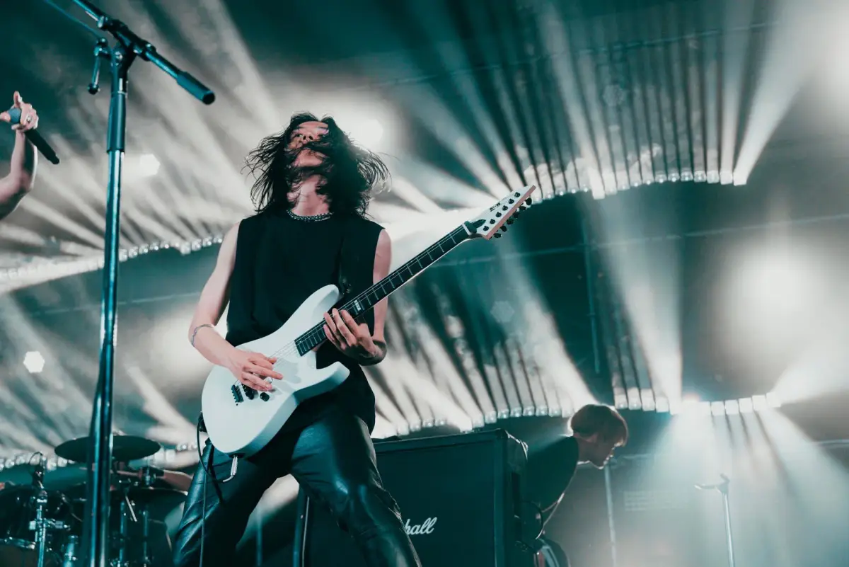 Bukan hanya scream, ini adalah refleksi. Kemarahan modern yang berakar pada tradisi