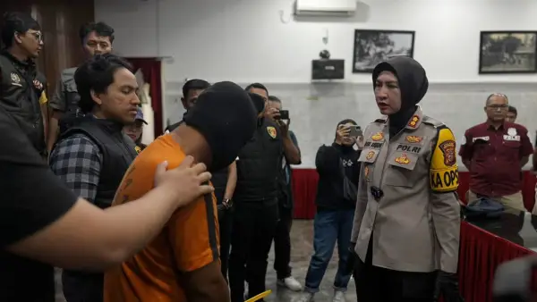 Kapolres Sukabumi Kota, AKBP Rita Suwandi saat konferensi pers pengungkapan kasus pencabulan di Cisaat Sukabumi | Foto : Dok. Polres Sukabumi Kota
