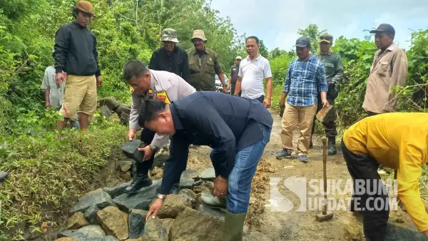 Petugas Perhutani bersama perwakilan PT BPMS dan aparat kepolisian meninjau sekaligus memulai perbaikan jalan Perhutani di wilayah Pajampangan, Sukabumi, Kamis (27/11/2025). (Sumber Foto: SU/Ragil Gilang)