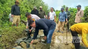 Petugas Perhutani bersama perwakilan PT BPMS dan aparat kepolisian meninjau sekaligus memulai perbaikan jalan Perhutani di wilayah Pajampangan, Sukabumi, Kamis (27/11/2025). (Sumber Foto: SU/Ragil Gilang)