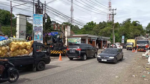 Situasi arus lalu lintas di Jalan Raya Sukalarang Sukabumi, saat proses evakuasi truk kontainer yang terjun ke sungai, Kamis siang (27/11/2025). Petugas menurunkan alat berat untuk menarik truk. | Foto: FB Herry Lukmanulhakim.