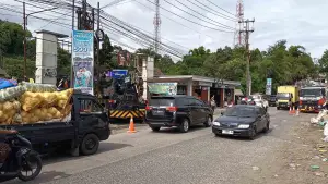 Situasi arus lalu lintas di Jalan Raya Sukalarang Sukabumi, saat proses evakuasi truk kontainer yang terjun ke sungai, Kamis siang (27/11/2025). Petugas menurunkan alat berat untuk menarik truk. | Foto: FB Herry Lukmanulhakim.
