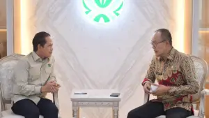 Wali Kota Sukabumi Ayep Zaki melakukan pertemuan dengan Menteri Lingkungan Hidup, Hanif Faisol Nurofiq, Kamis (27/11/2025) di Kantor Kementerian Lingkungan Hidup, Jakarta. (Sumber: dokpim kota sukabumi)