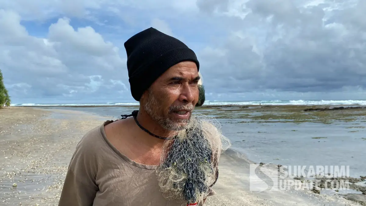 Dudang Suherlan, Nelayan Karang di Pantai Minajaya Sukabumi saat diwawancarai.