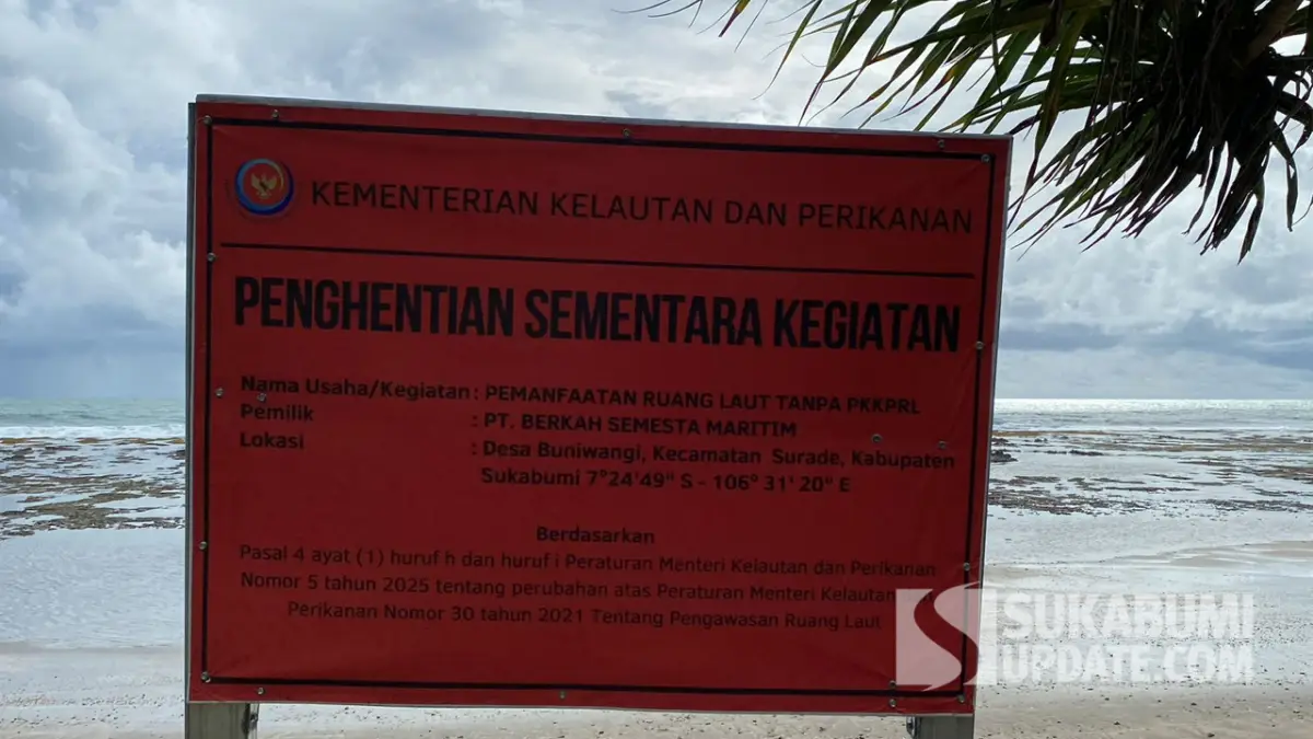 Papan penghentian sementara aktivitas pipanisasi tambak udang di Pantai Minajaya, Sukabumi oleh KKP.