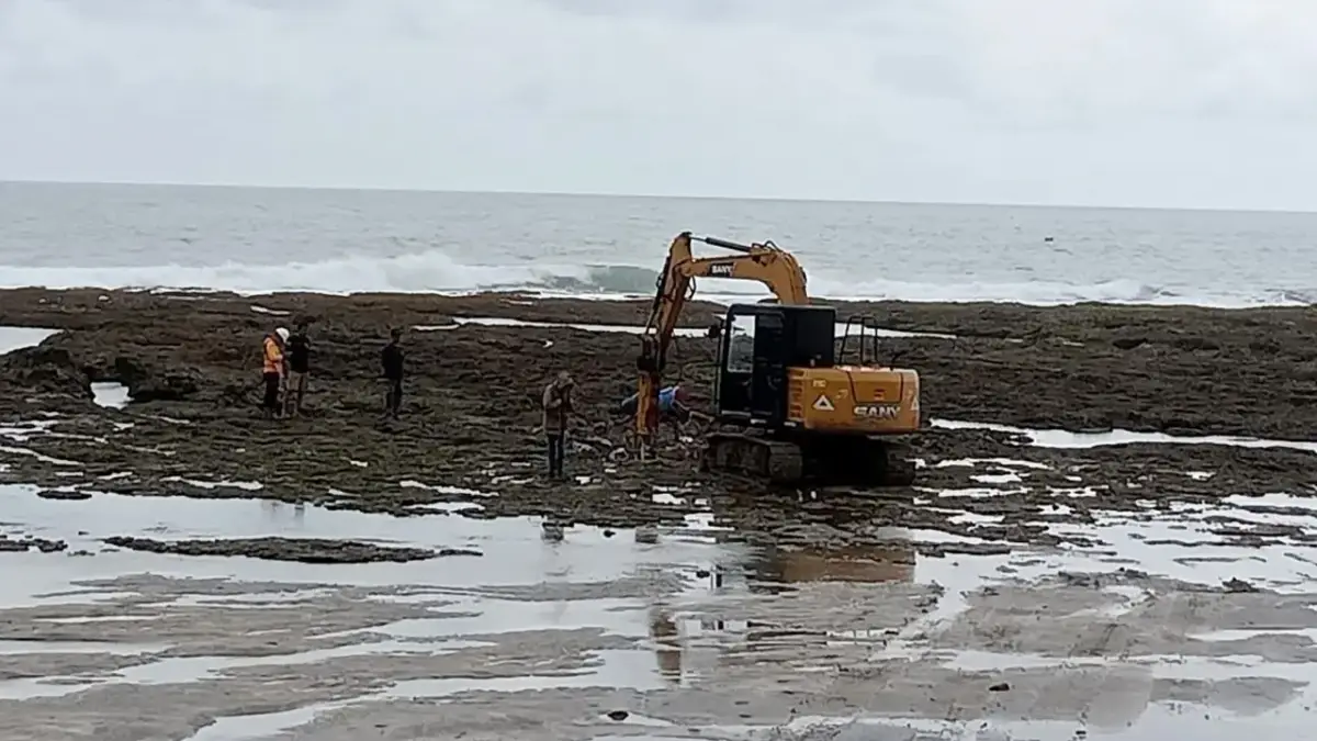 Alat berat yang beroperasi melakukan pembongkaran karang di pesisir pantai Minajaya, Desa Buniwangi, Kecamatan Surade, Kabupaten Sukabumi yang terjadi pada Senin 20 Oktober 2025 lalu.