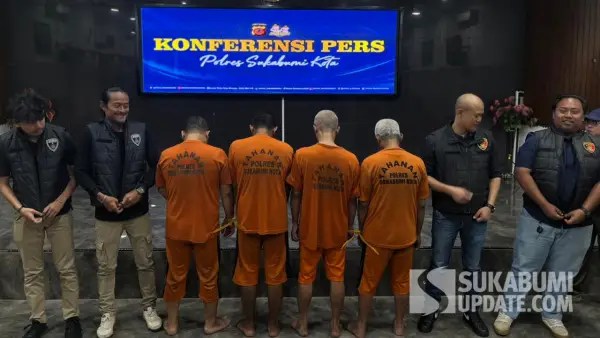Empat terduga pelaku pencurian mobil saat dihadirkan dalam ungkap perkara di Polres Sukabumi Kota. Kamis (27/11/2025). (Sumber: SU/Turangga Anom)