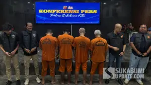 Empat terduga pelaku pencurian mobil saat dihadirkan dalam ungkap perkara di Polres Sukabumi Kota. Kamis (27/11/2025). (Sumber: SU/Turangga Anom)