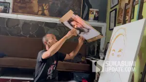 Nay, Pelukis asal Kebonpedes Sukabumi saat melukis dengan teknik asap. (Sumber Foto: SU/Turangga Anom)