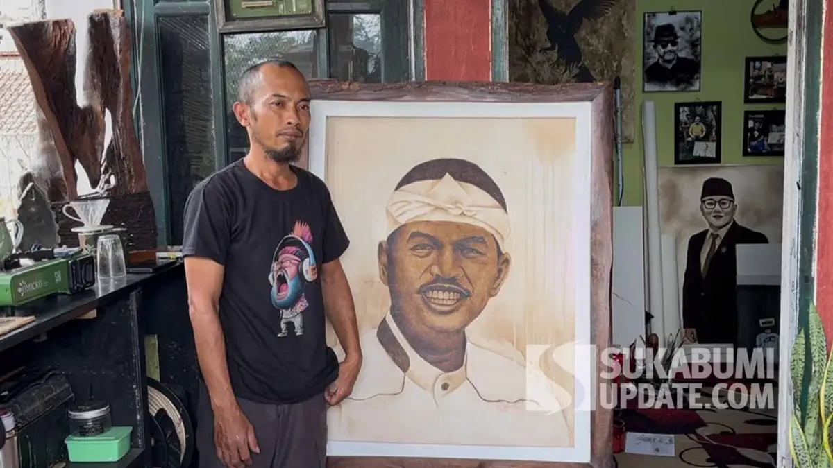 Nay berpose dengan salah satu karyanya berupa lukisan Gubernur Jawa Barat Dedi Mulyadi yang ia buat menggunakan teknik medium kopi.