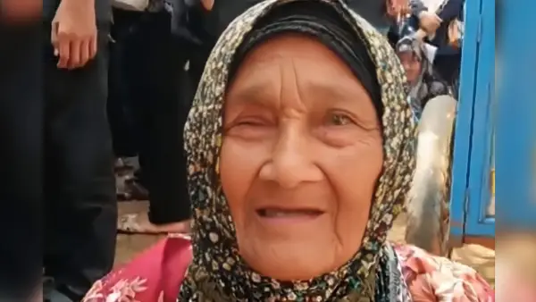 Mak KArsih, Lansia Asal Waluran Sukabumi yang salah alamat saat pencairan BLT. (Sumber: Facebook: Syaepah Sumarna Sadeva)