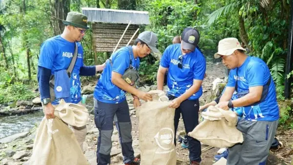 Tim Aqua saat mengumpulkan sampah. (Sumber: Istimewa)