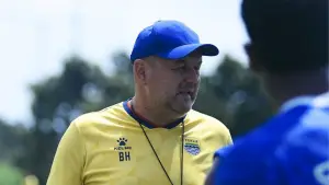 Bojan Hodak memimpin latihan skuad Persib di lapang latih GBLA (Sumber: Instagram/@persib)