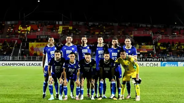 Starting line up Persib Bandung saat menghadapi Selangor FC di Stadion Petaling Jaya, Malaysia. (Sumber: Instagram/@andrewcadabra)