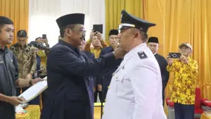 Bupati Sukabumi Asep Japar saat melantik Hilman Nulhakim sebagai Kades PAW Desa Pawenang Kecamatan Nagrak. (Sumber : Diskominfosan Kab. Sukabumi)