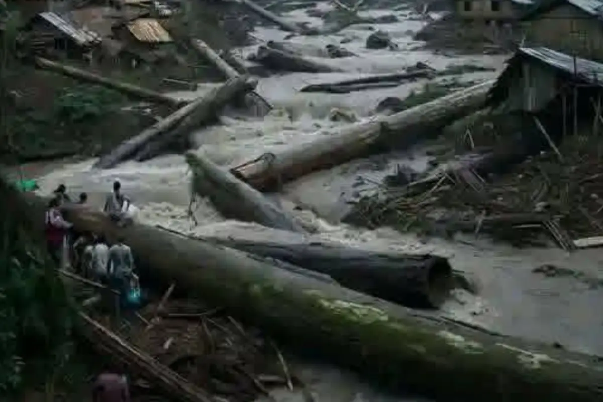 Krisis hidrometeorologi mencapai puncaknya. Akhir November 2025 diwarnai duka mendalam saat gelombang banjir bandang dan longsor menerjang Aceh, Sumatera Utara, dan Sumatera Barat. (Credit: Foto: Naufal Rizky Akbar/FB)
