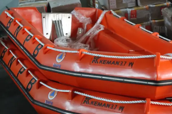 Badan Nasional Penanggulangan Bencana (BNPB) terus melakukan upaya distibusi logistik dan peralatan  melalui jalur darat, laut dan udara menuju ke beberapa wilayah di Provinsi Aceh. (Sumber: BNPB)